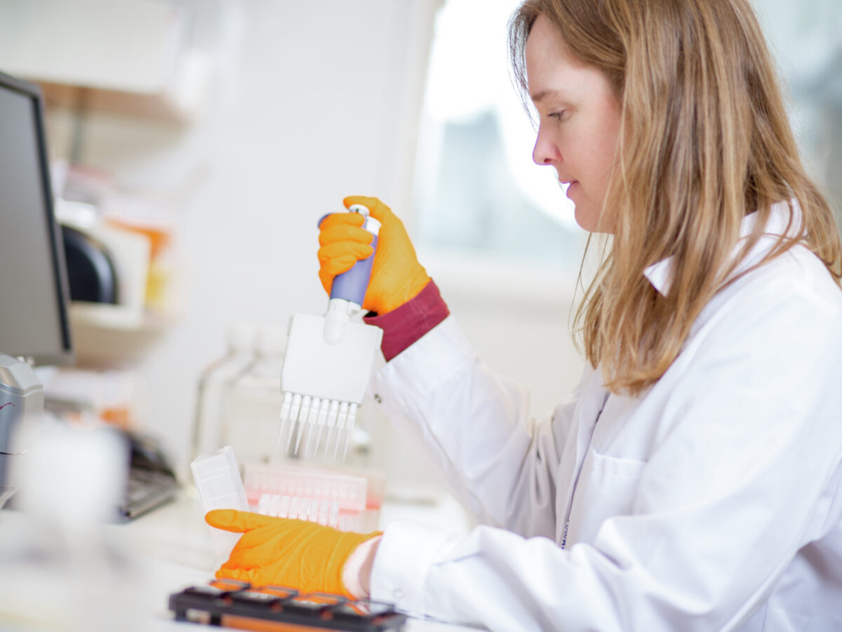 LAB TESTING WOMAN 2019 1 8040870 1920 1